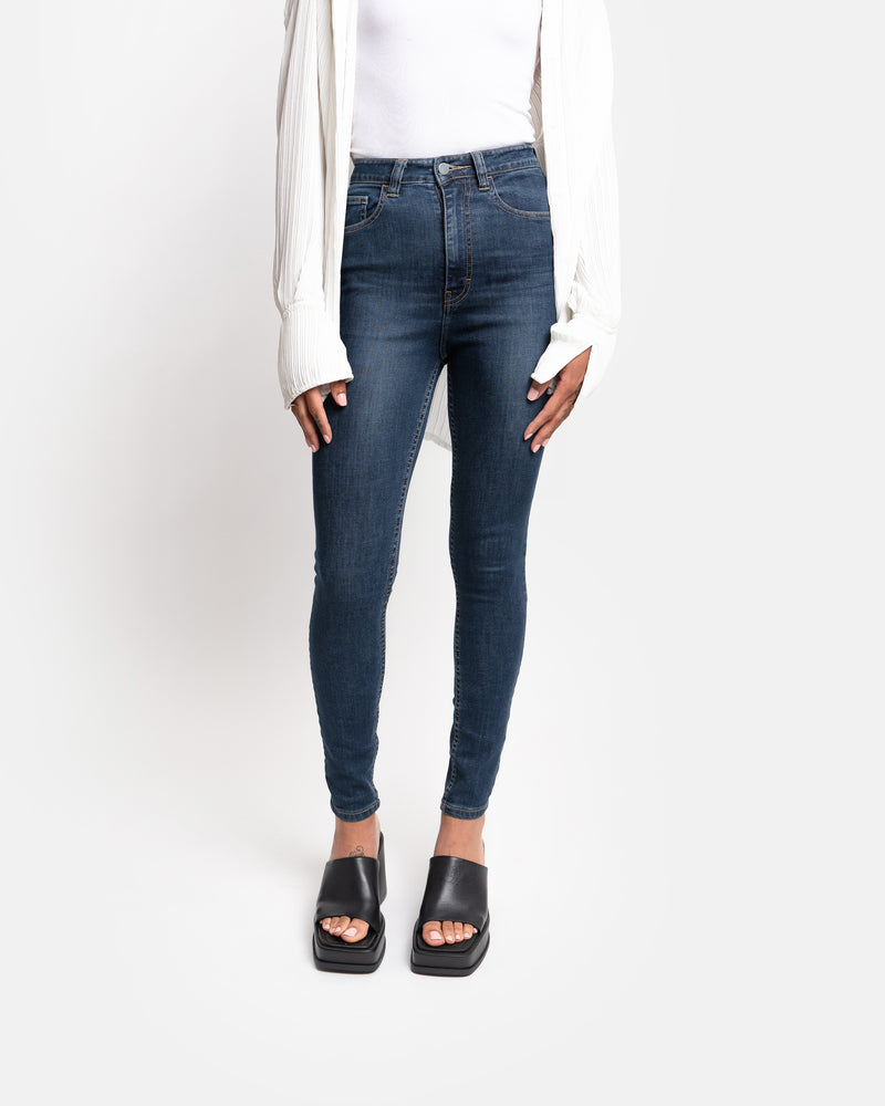 Skinny jeans in mid blue